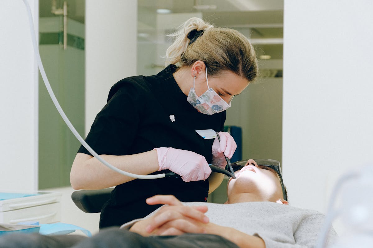 Seduta di igiene dentale professionale